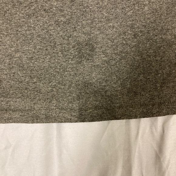 Nike Mens XL Gray Heather Short Sleeve Graphic T-Shirt Swoosh Red White Stripe - Picture 4 of 12